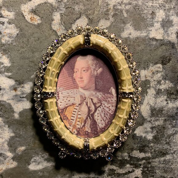 Jay Strongwater opalescent white oval frame with brilliant Swarovski chrystals - Picture 9 of 14